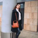 The Chesterfield Brand Dámská kožená kabelka do ruky i přes rameno Lunera C48.140031 koňaková na modelce