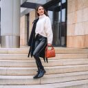 The Chesterfield Brand Dámská kožená kabelka do ruky i přes rameno Lunera C48.140031 koňaková v ruce