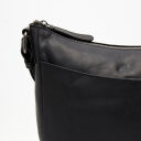 Dámská kožená crossbody kabelka / taška přes rameno The Chesterfield Brand Henderson černá C48.130900 - detail kapsy na přední straně