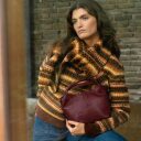 BURKELY dámská kožená kabelka Myra 1002303.30.51 vínově červená s modelkou