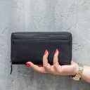 The Chesterfield Brand Dámská kožená peněženka RFID Halle C08.043200 černá v ruce