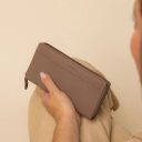 The Chesterfield Brand Dámská kožená peněženka RFID Mirelle béžová v ruce