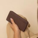 The Chesterfield Brand Dámská kožená peněženka RFID Mirelle hnědá v ruce