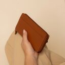 The Chesterfield Brand Dámská kožená peněženka RFID Mirelle koňaková v ruce