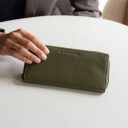 The Chesterfield Brand Dámská kožená peněženka RFID Mirelle olivová v ruce
