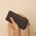 The Chesterfield Brand Dámská kožená peněženka RFID Mirelle tmavě šedá v ruce