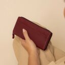 The Chesterfield Brand Dámská kožená peněženka RFID Mirelle vínově červená v ruce