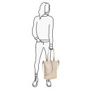 DANIEL RAY dámská kožená shopper kabelka Ulverstone  DRL18.1593.06 béžová v ruce