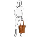 DANIEL RAY dámská kožená shopper kabelka Ulverstone DRL18.1593.31 koňaková na postavě
