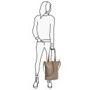 DANIEL RAY dámská kožená shopper kabelka Ulverstone DRL18.1593.39 světle hnědá v ruce