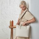 Bugatti Dámská shopper kabelka Ella L 493625S50 béžová na modelce