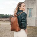 Kožený batoh dámský do města The Chesterfield Brand Amanda koňak na zádech modelka