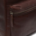 The Chesterfield Brand Dámský kožený batoh Calabria C58.032101 hnědý - zipová přihrádka na přední straně batohu