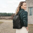 Dámský kožený batoh do města The Chesterfield Brand Amanda C58.014700 černý na modelce