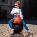 The Chesterfield Brand Dámský kožený batoh do města Manchester C58.014131 koňakový v ruce