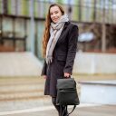 ESTELLE Kožený městský batůžek Mila černý na modelce