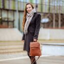 ESTELLE Kožený městský batůžek Mila koňakový v ruce