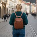 DANIEL RAY dámský kožený batůžek Round Rock DRL25.1451.31 koňakový na zádech