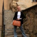 The Chesterfield Brand Doktorská kožená taška Shaun C48.111831 koňaková v ruce ženy