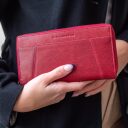 Chesterfield Brand Dámská kožená peněženka  Havana C08.043304 červená v ruce
