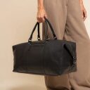 The Chesterfield Brand Kožená cestovní taška - weekender Amaris C20.006500 černá v ruce