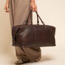 The Chesterfield Brand Kožená cestovní taška - weekender Amaris C20.006501 hnědá v ruce