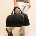 The Chesterfield Brand Kožená cestovní taška - weekender  C20.007000 Liam II černá v ruce