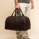 The Chesterfield Brand Kožená cestovní taška - weekender C20.007001 Liam II hnědá v ruce