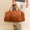 The Chesterfield Brand Kožená cestovní taška - weekender  C20.007031 Liam II koňak v ruce