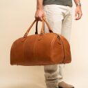 The Chesterfield Brand Kožená cestovní taška - weekender C20.007131 William II koňak v ruce