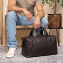 The Chesterfield Brand Kožená cestovní taška - weekender Conor C20.004801 hnědá v ruce