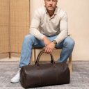 The Chesterfield Brand Kožená cestovní taška - weekender Finlay C20.005601 hnědá v ruce