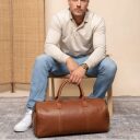 The Chesterfield Brand Kožená cestovní taška - weekender Finlay C20.005631 koňaková v ruce