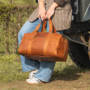 The Chesterfield Brand Kožená cestovní taška - weekender Volenza C20.006031 koňaková v ruce