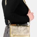 BURKELY Kožená crossbody kabelka Always Ava 1001204.65.67 zlatá na modelce