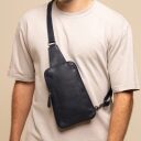 The Chesterfield Brand Kožená crossbody taška Isley C58.034710 tmavě modrá jako crossbody