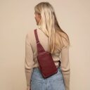 The Chesterfield Brand Kožená crossbody taška Isley C58.034718 vínově červená na postavě