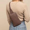 The Chesterfield Brand Kožená crossbody taška Isley C58.034740 hnědá na postavě