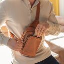 The Chesterfield Brand Kožená crossbody taška Riga C58.028431 koňaková v ruce