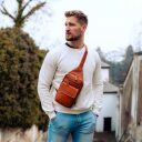 The Chesterfield Brand kožená crossbody taška Turella C58.071431 koňaková na postavě