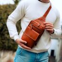 The Chesterfield Brand kožená crossbody taška Turella C58.071431 koňaková v ruce