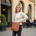 The Chesterfield Brand Kožená kabelka - batoh 2v1 Caldero C58.034631 koňaková na modelce