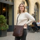 The Chesterfield Brand Kožená kabelka - batoh 2v1 Caldero C58.034601 hnědá na modelce