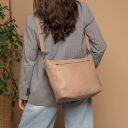 The Chesterfield Brand Kožená kabelka do ruky i přes rameno Astero C48.142339 béžová jako crossbody