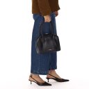 BURKELY Dámská kožená kabelka do ruky i přes rameno Ledger 1002406.75.10 černá na modelce