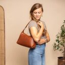 The Chesterfield Brand kožená kabelka do ruky i přes rameno Skara C48.140231 koňaková na modelce