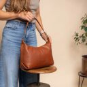 The Chesterfield Brand kožená kabelka do ruky i přes rameno Skara C48.140231 koňaková v ruce