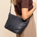 The Chesterfield Brand Kožená kabelka do ruky i přes rameno Zarita C48.142210 tmavě modrá jako crossbody