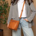 The Chesterfield Brand Kožená kabelka do ruky i přes rameno Zarita C48.142231 koňaková jako crossbody