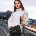 Dámská kožená kabelka do ruky i na rameno The Chesterfield Brand Lucca C48.127000 černá v ruce